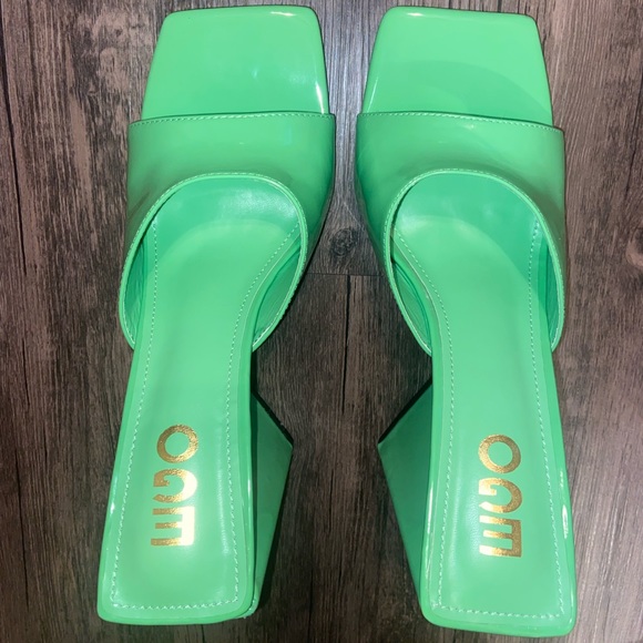 AVALON SQUARE PEEP TOE SCULPTURED FLARED BLOCK HEEL MULE IN GREEN PATENT - Picture 2 of 5